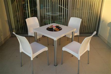 Mesa Plastica Cuad Mallorca 75x75 C/Patas Metal Blanca Voss